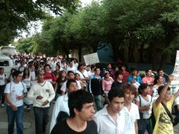 Aspecto de la marcha de estudiantes y maestros del Politécnico de la UdeG, quienes se dirigieron a Casa Jalisco el viernes.  S. NÚÑEZ  /