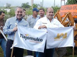 El gobernador y el alcalde de Tlajomulco dieron el banderazo inicial a las obras de ampliación de Prolongación Colón. ESPECIAL  /