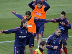 Los jugadores de España se ejercitan en un entrenamiento con la Selección. AFP  /