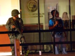 Las fuerzas de seguridad estatales y federales en Nuevo León se mantienen en alerta luego de la madrugada violenta. EL UNIVERSAL  /