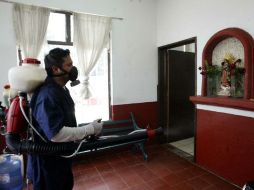 Las acciones de fumigación no son bien recibidas por vecinos de algunas colonias de la ZMG, entra las que destaca la 'Consti'. ARCHIVO  /