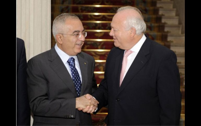El ministro de Asuntos Exteriores, Miguel Angel Moratinos, recibe al primer ministro de la Autoridad Nacional Palestina. AFP  /