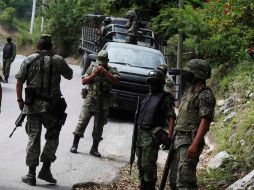Militares custodian junto a una carretera en NL. El Ejército ya investiga el incidente en que civilies fueron agredidos. ARCHIVO  /