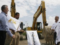 Emilio González Márquez, Miguel Castro y Enrique Alfaro dan el banderazo de arranque de obras en Avenida 8 de Julio. M. FREYRÍA  /