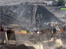 Tres máquinas trabajan en las  labores de perforación del ducto que permitirá el rescate de los mineros. REUTERS  /