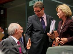 El ministro alemán de economía, su homólogo finlandés, y la ministra de Economía y Hacienda española conversan antes de la reunión. EFE  /