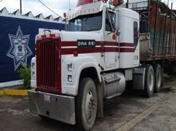 En un compartimiento oculto del semirremolque de este tráiler, elementos de la Policía Federal rescatan a 80 inmigrantes. EL UNIVERSAL  /