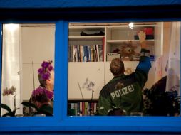 Policía alemana inspecciona una casa de un miembro de la organización HNG. EFE  /