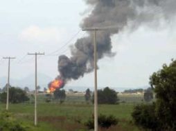 A través de Twitter el usuario Sergio_Aspiroz_ publicó una d elas primeras imágenes de la explosión en la refinería. ESPECIAL  /