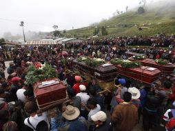 Familiares y residentes estuvieron en el funeral de las víctimas del alud. REUTERS  /