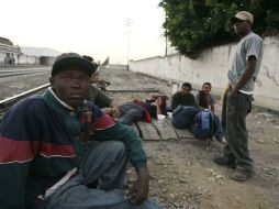 Los migrantes suelen ser engañados por los 'polleros' con frecuencia. ARCHIVO  /