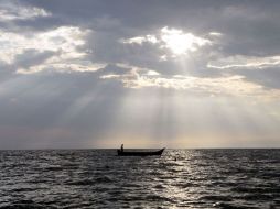 Según la Conagua, a cada paso que recorre el segundero Chapala recibe 87 metros cúbicos de agua. ARCHIVO  /