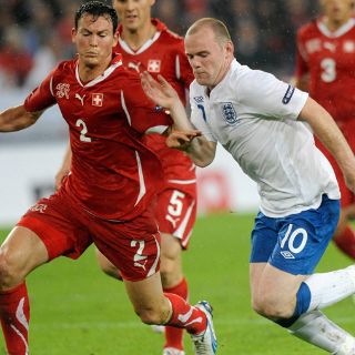 Inglaterra vence por un gol a Suiza