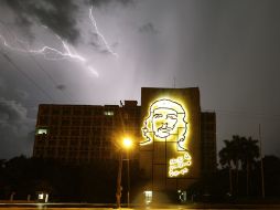 Un rayo ilumina el cielo durante una tormenta por encima de una silueta de bronce del líder Che Guevara. REUTERS  /