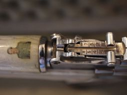 Un fusil AK-47 con la imagen de Sadam Hussein. AP  /