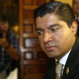 Carlos Corona presenta su renuncia