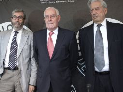 Los escritores Mario Vargas Llosa (d) y Antonio Muñoz Molina (i), durante la presentación del libro de Garcia de la Concha (c). EFE  /