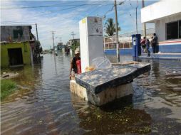 Habitantes de Tabasco, México,  rescatan algunas de sus pertenencias después de las fuertes lluvias. EFE  /