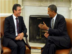 Barack Obama, conversa con el secretario general de la Organización del Tratado del Atlántico Norte. EFE  /