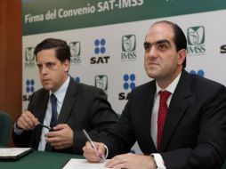 El director del IMSSl, Daniel Karam y el jefe del SAT, Alfredo Gutiérrez Ortiz Mena. EL UNIVERSAL  /