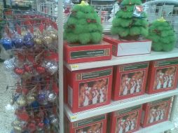Arbolitos, nacimientos y adornos propios de diciembre ya se encuentran en las tiendas de autoservicios. A. ALCARAZ  /