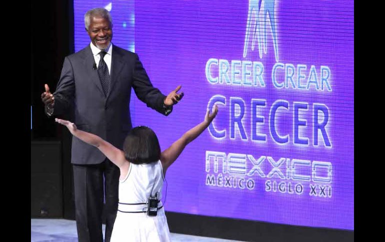 Kofi Annan es saludado por una niña hoy, durante su ponencia en el marco de las actividades del foro 'México siglo XXI'. EL UNIVERSAL  /