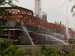 Luego de tres horas de combate, los bomberos de Monterrey controlaron el fuego en la refinería “Ingeniero Héctor R. Lara Sosa”. EFE  /