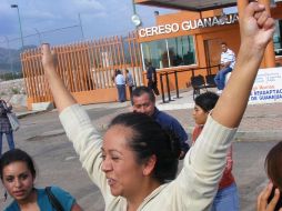 ¡Soy libre, porque soy inocente!, gritó Yolanda Martínez con los brazos en alto, al salir del Cereso de Puentecillas. EL UNIVERSAL  /