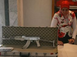 Fusil AK-47 con la imagen de Sadam Hussein. AFP  /