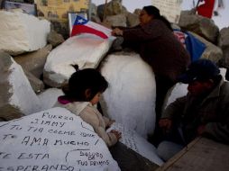 Los famililares del obrero Jimmy Sánchez escriben mensajes a su pariente. EFE  /