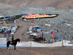 Un policía vigila la zona de la Mina San José. AFP  /
