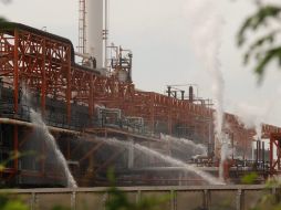 Tras la explosión, fueron los equipos de emergencia internos quienes controlaron el siniestro. EFE  /
