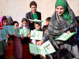 La candidata parlamentaria Ahmadi Farid, reparte volantes. EFE  /