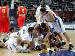 Los jugadores de Serbia festejan su victoria ante los españoles. EFE  /
