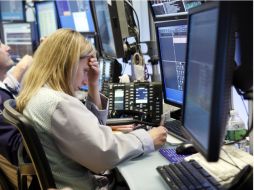 Pese a la economía  estadounidense, el Dow Jones ganó 0.45 por ciento. AP  /