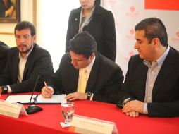Los alcaldes de Tlaquepaque, Guadalajara y Zapopan participaron en la firma del convenio. L. HERRERA  /