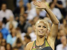 Caroline Wozniacki feliz tras su triunfo que la deja a un paso de la final. AFP  /