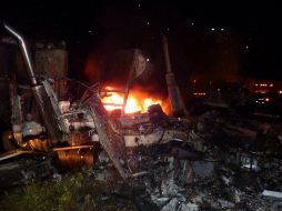 Los bomberos recuperaron el cuerpo de un conductor de camión, el cual quedó calcinado. O. RUVALCABA  /