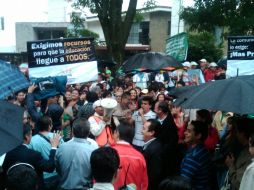 Cerca de 400 estudiantes de la Preparatoria Regional de Tonalá se manifestaron afuera de Casa Jalisco. R. ZAPATA  /