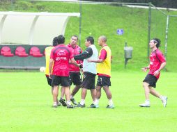 Jorge Achucarro y Hébert Alférez (espaldas) sostuvieron una discusión y se dieron un par de empujones. G. LÓPEZ  /