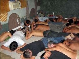 Algunos de los 37 extranjeros dentro de una habitación pequeña en donde se habían mantenido durante semanas. AP  /