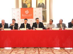 Los ocho presidentes municipales del Área Metropolitana de Guadalajara firmaron el convenio. ESPECIAL  /