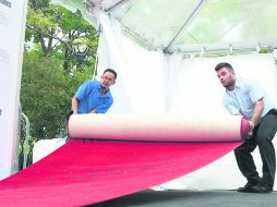 Trabajadores supervisan y montan los últimos detalles de la fiesta que recibirá a actores, directores, productores y demás figuras. AP  /