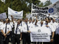 Decenas de pilotos de Mexicana se manifestaron cerca de la residencia oficial de Los Pinos. EFE  /