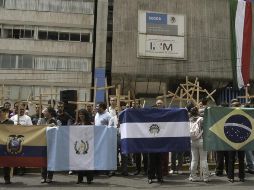 Organizaciones se manifiestan en el Instituto Nacional de Migración, mostrando su rechazo por el asesinato de los 72 inmigrantes. EFE  /