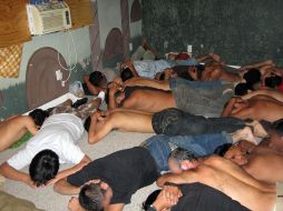 Imagen facilitada por las autoridades de inmigración de los ilegales originarios de seis países, en Riverside, California. AP  /