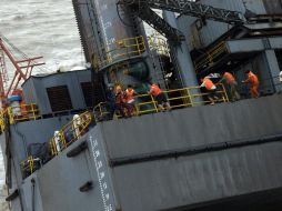 Los equipos de socorro rescataron a 34 personas de la plataforma perforadora de petróleo en el Mar del Este de China. AFP  /