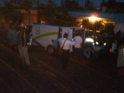 Personal del Semefo acudió al lugar del incidente para recoger los cuerpos sin vida de los afectados del derrumbe. O. RUVALCABA  /