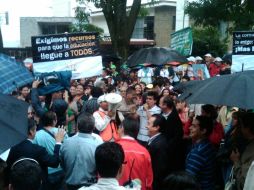 Alumnos de la 'prepa' de Tonalá, quienes no pudieron marchar ayer desde Plaza de la República a Casa Jalisco por la lluvia. R. ZAPATA  /