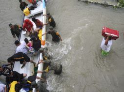 En las labores de salvamento y traslado de heridos han participado cuatro helicópteros y un avión. REUTERS  /